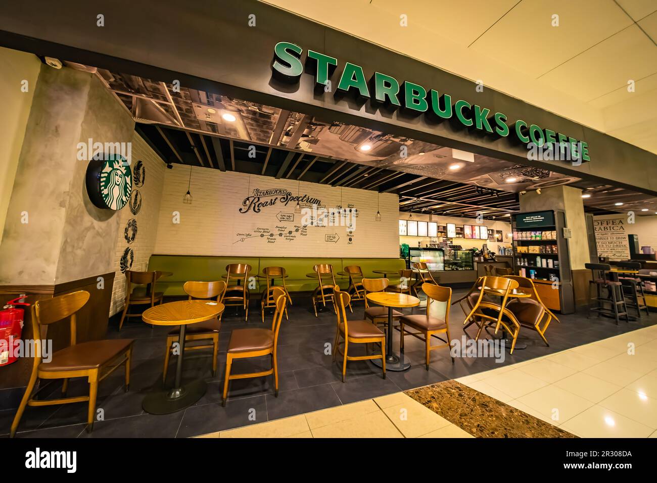 Starbucks à la galerie marchande CityLink. C'est un centre commercial souterrain, il relie la station de MRT de l'hôtel de ville et Raffles City à Marina Center, Suntec City et l'Esplanade. Banque D'Images