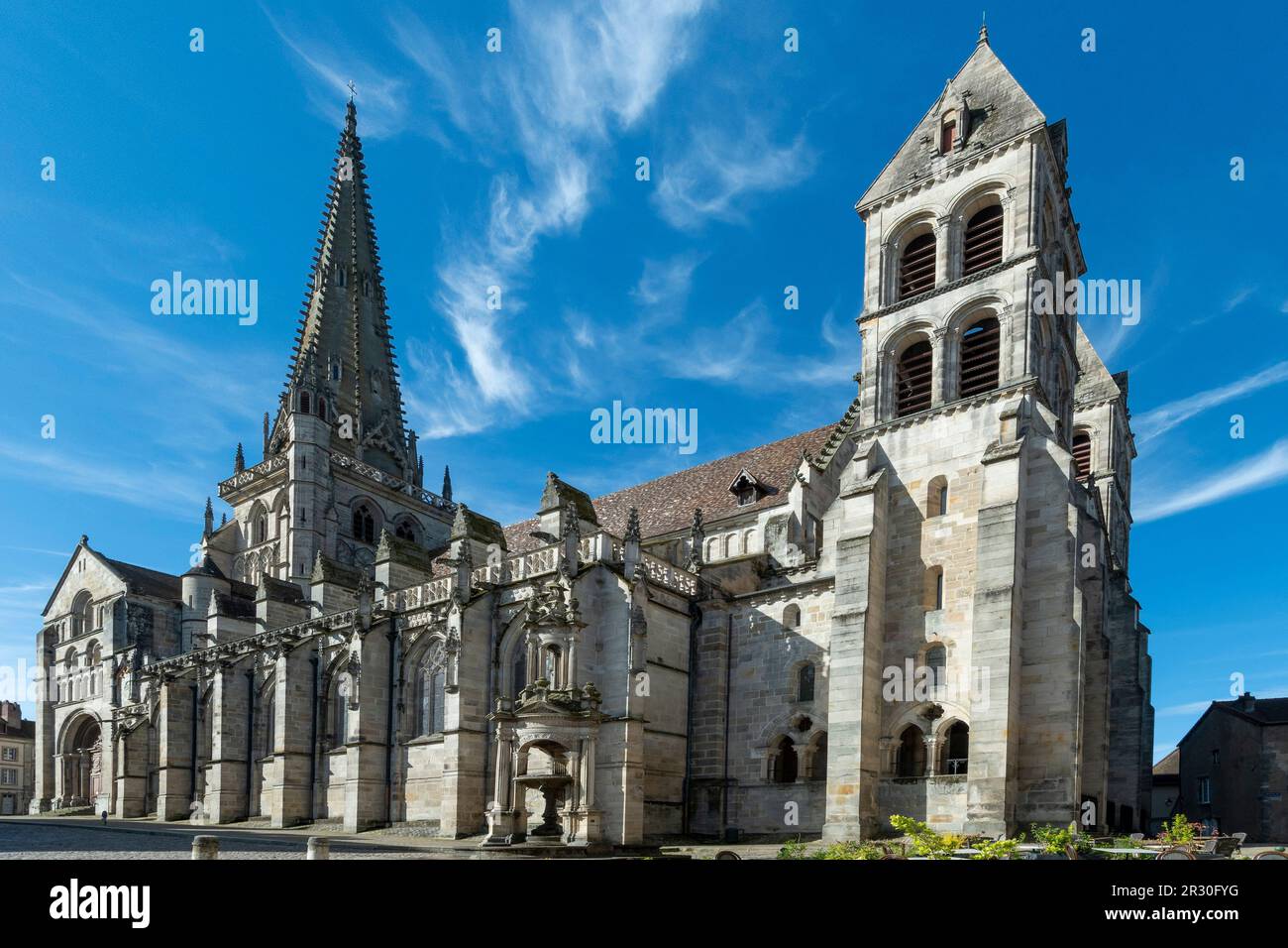 Auto. Cathédrale Saint Lazare . Parc naturel régional du Morvan. Saône et Loire. Bourgogne Franche Comte. France Banque D'Images