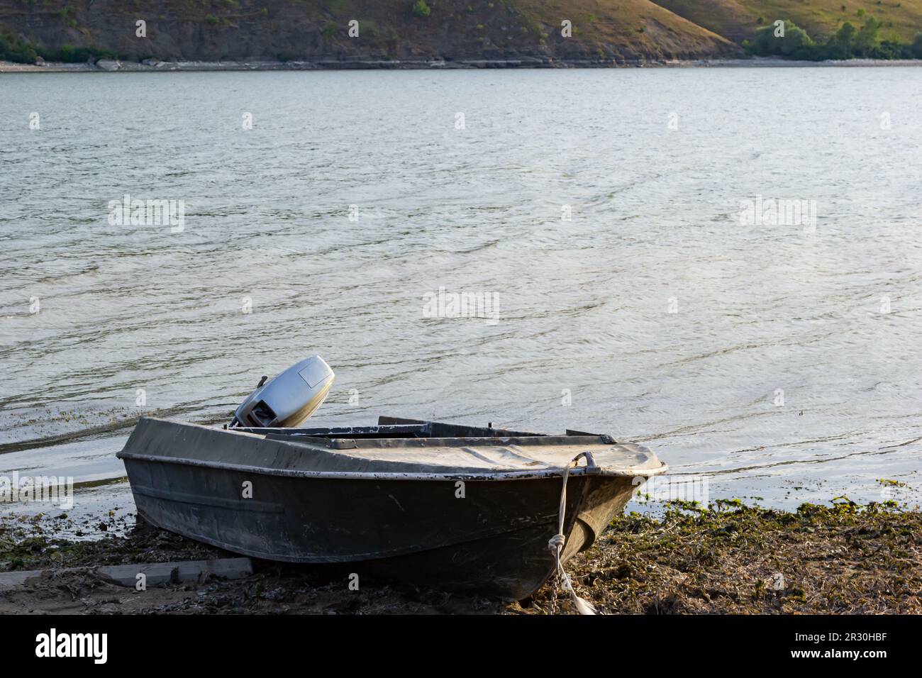 le bateau se trouve sur la rive de la rivière. Moyens de transport sur l'eau. Banque D'Images