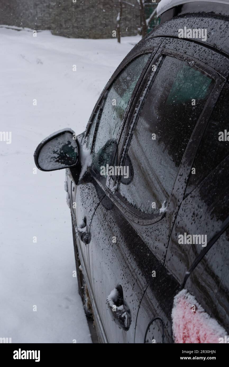 feu arrière de la voiture recouvert de neige après un blizzard en hiver. Banque D'Images