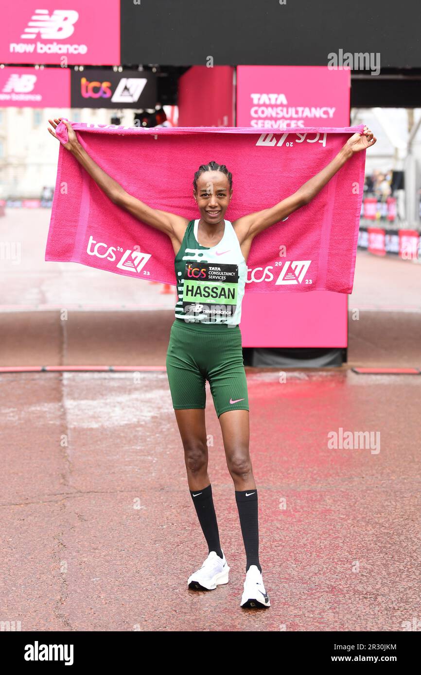 Sifan Hassan (NED) pose après avoir remporté la course féminine en 2:18:33 lors du 43ème Marathon de Londres, dimanche 23 avril 2023, à Londres, Royaume-Uni. (Jiro Mochizuki/image du sport) Banque D'Images