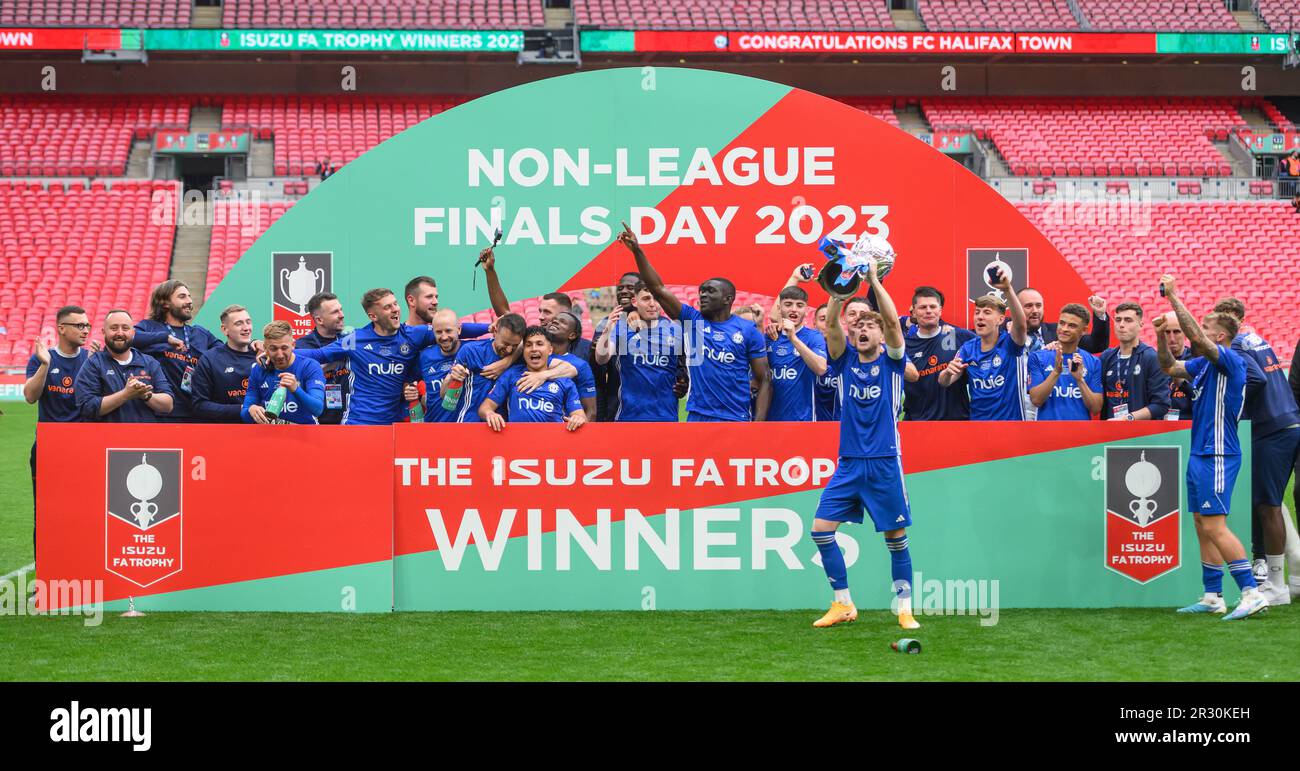 Londres, Royaume-Uni. 21st mai 2023. 21 mai 2023 - Gateshead v FC Halifax Town - finale du trophée FA - Stade Wembley le FC Halifax Town célèbre la victoire de la finale du trophée FA au stade Wembey. Crédit photo : Mark pain/Alamy Live News Banque D'Images
