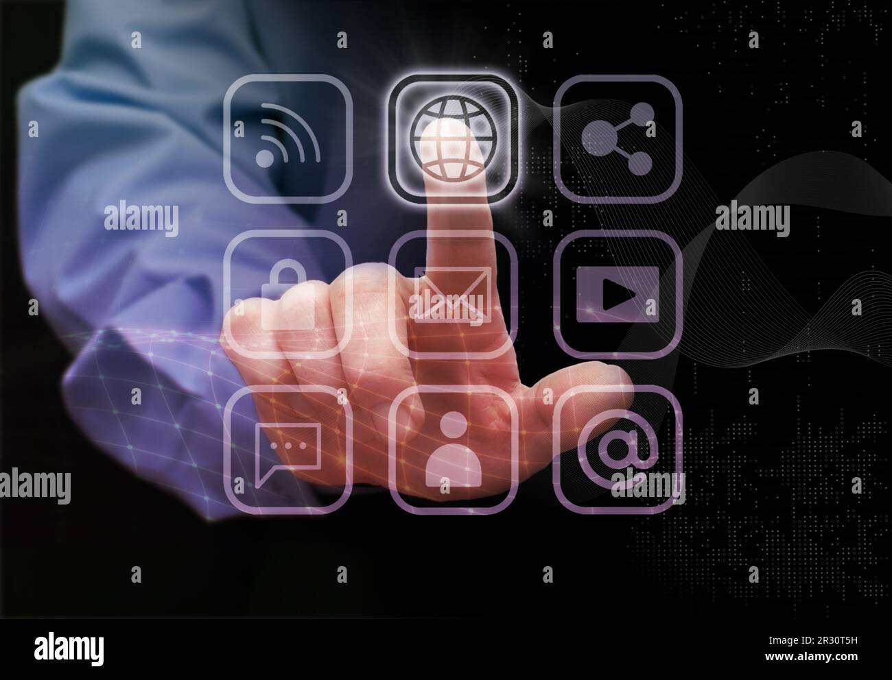 L'homme touche les icônes (hologramms) du stockage de données de la technologie Cloud, réseau, wi-fi, Internet mobile, réseaux sociaux, e-mails, stockage dans le cloud, multitemps Banque D'Images