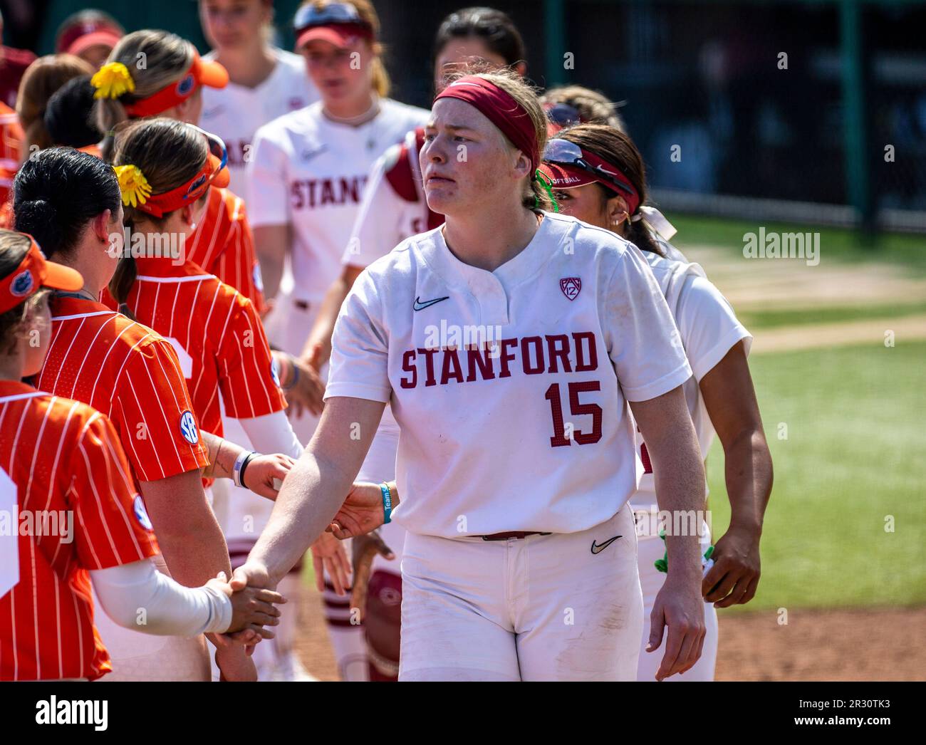 21 mai 2023 Palo Alto CA États-Unis Lanceur/lanceur de secours de Stanford Alana Vawter (15) secouer les mains avec les joueurs de Floride après le jeu de softball du championnat régional de Stanford NCAA entre Florida Gators et le Cardinal de Stanford. Stanford a battu Florida 11-2 au stade Boyd & Jill Smith Family Stadium Palo Alto Calif. Thurman James/CSM Banque D'Images