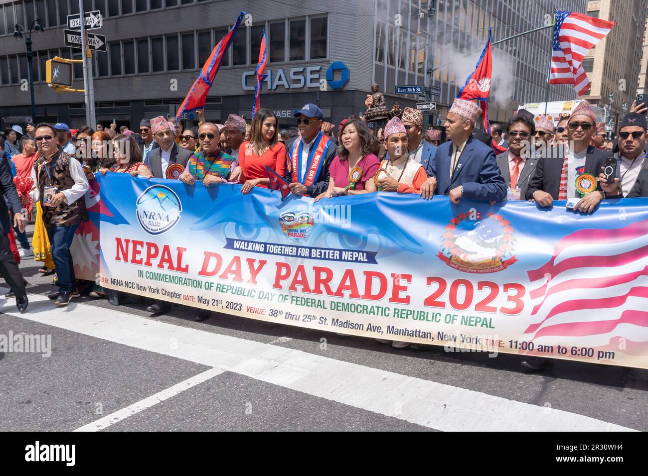 New York, États-Unis. 21st mai 2023. Eric Adams, maire de New York, Grace Meng, membre du Congrès et d'autres élus, défilent à la parade de la journée du Népal à New York, sur Madison Avenue, à New York. Crédit : SOPA Images Limited/Alamy Live News Banque D'Images