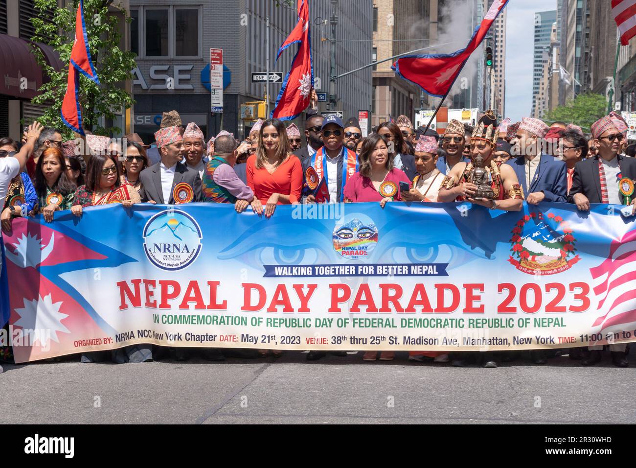 New York, États-Unis. 21st mai 2023. Eric Adams, maire de New York, Grace Meng, membre du Congrès et d'autres élus, défilent à la parade de la journée du Népal à New York, sur Madison Avenue, à New York. Crédit : SOPA Images Limited/Alamy Live News Banque D'Images