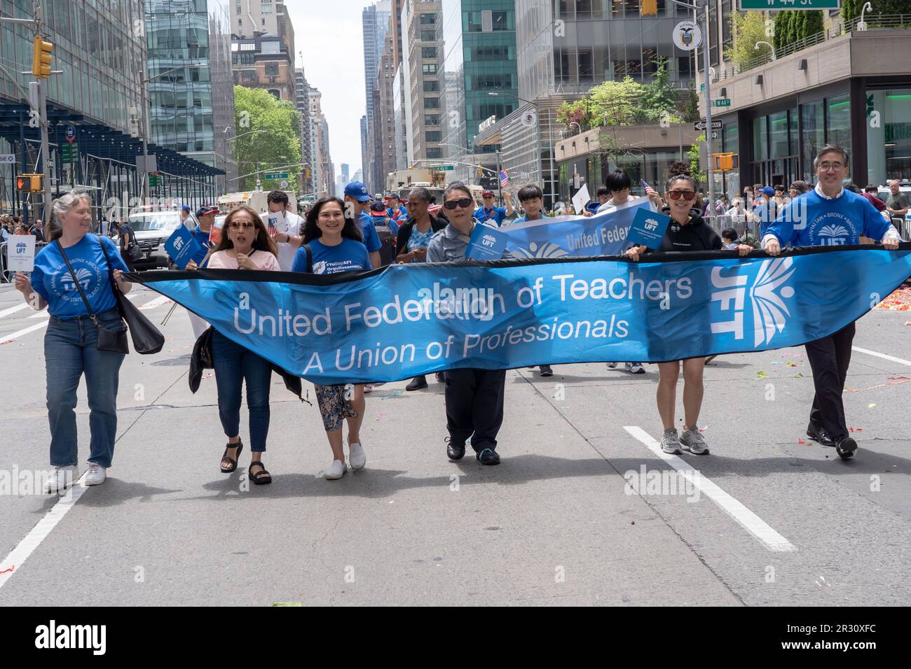 New York, États-Unis. 21st mai 2023. Les membres de la Fédération des enseignantes et des enseignants des États-Unis (UFT) défilent à New York lors de la deuxième édition annuelle du défilé du patrimoine culturel de l'Amérique asiatique et des îles du Pacifique (AAPI) à New York. (Photo par Ron Adar/SOPA Images/Sipa USA) crédit: SIPA USA/Alay Live News Banque D'Images