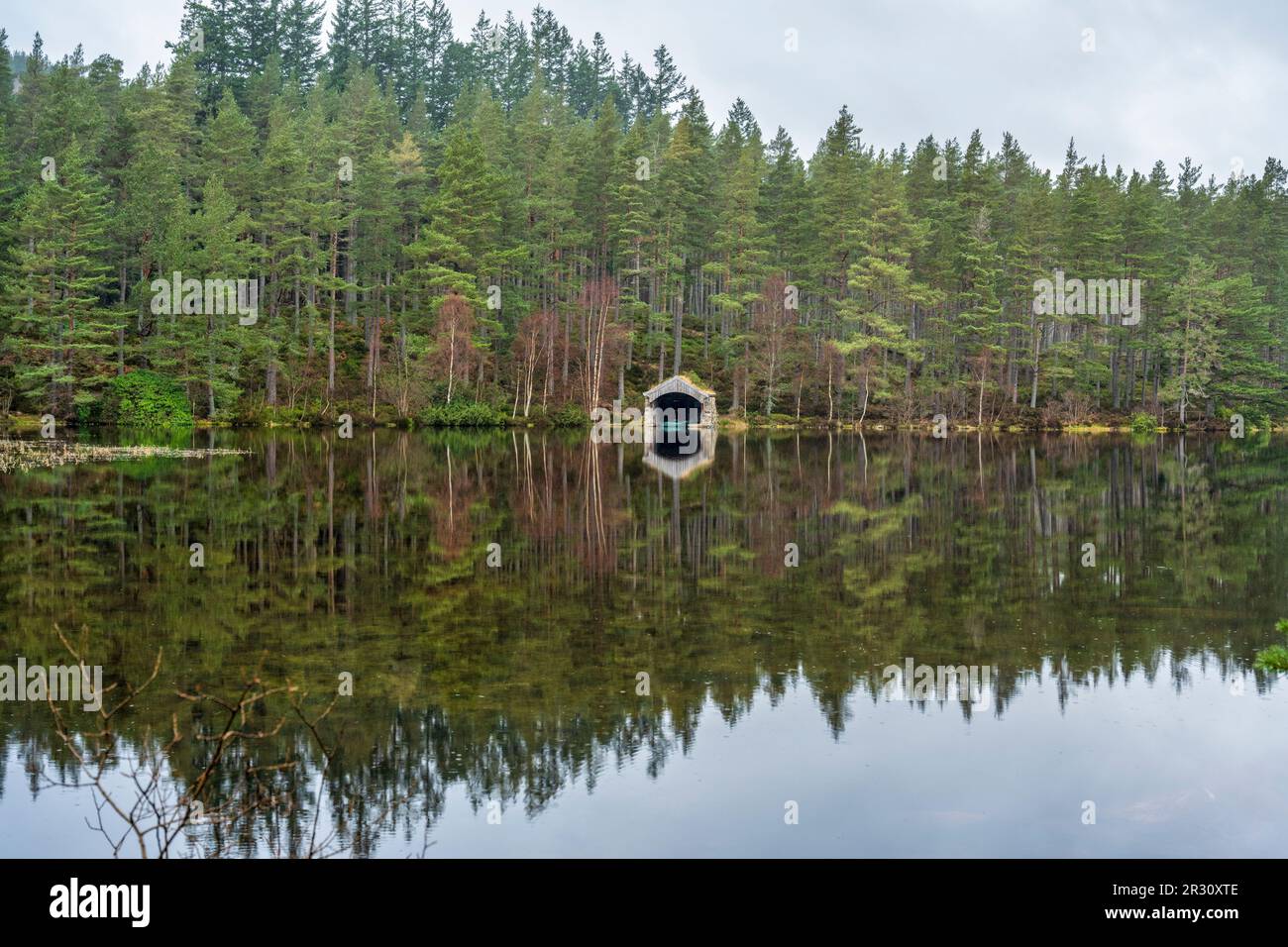 Boathouse sur lochan dans Glen Tanar Estate près d'Aboyne, Royal Deeside, Aberdeenshire, Écosse, Royaume-Uni Banque D'Images