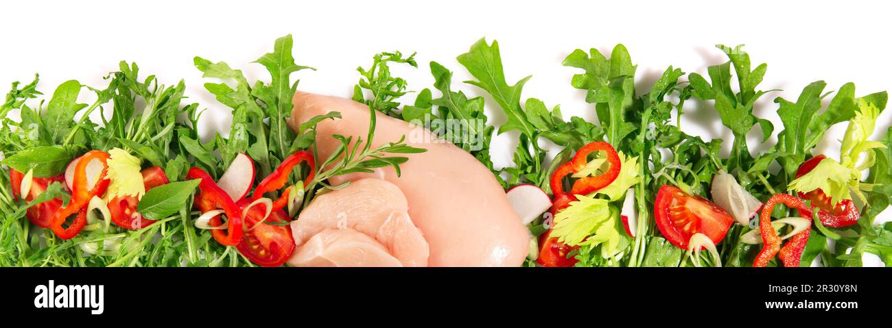 Poitrine de poulet crue avec salade fraîche Rocket Panorama isolée sur fond blanc Banque D'Images