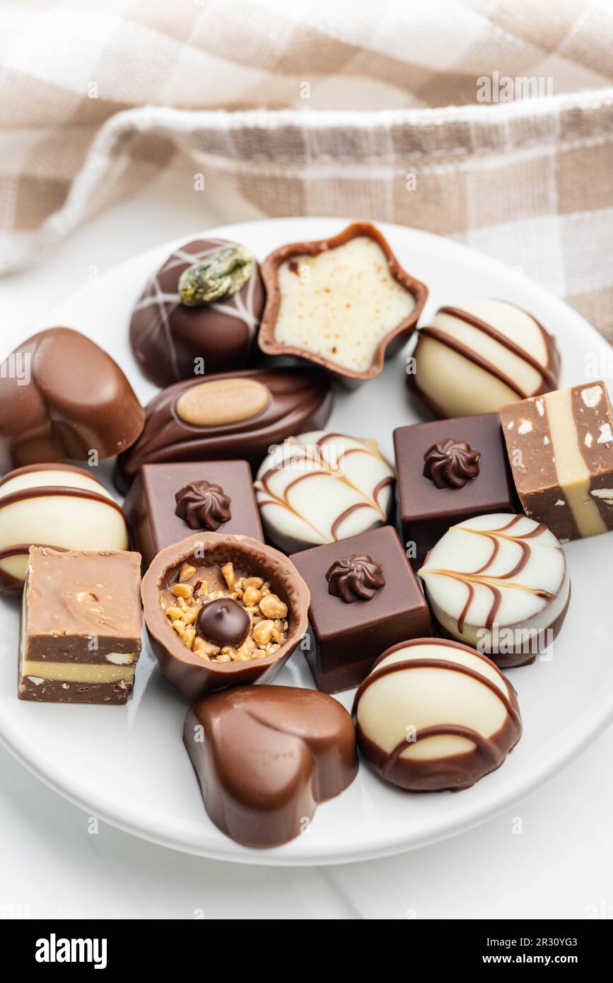 Pralines au chocolat doux. Truffes au chocolat savoureuses sur l'assiette. Banque D'Images