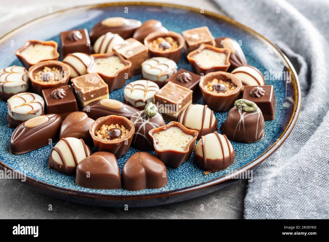 Pralines au chocolat doux. Truffes au chocolat savoureuses sur l'assiette. Banque D'Images