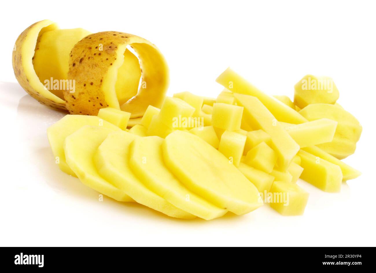 Pommes de terre pelées en diverses coupes isolées sur fond blanc - Coupe de pommes de terre Banque D'Images