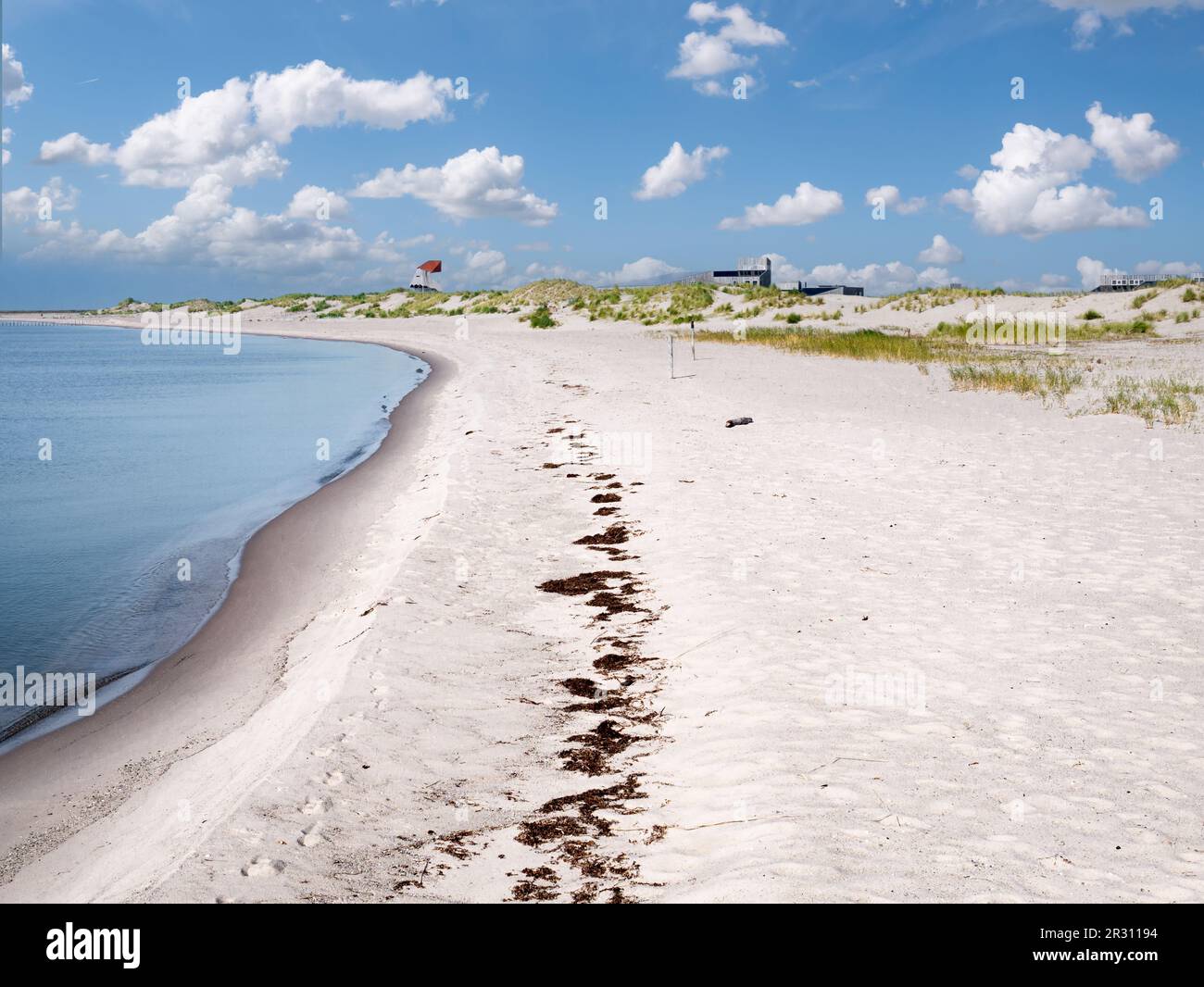 Plage de sable et tour d'observation sur la côte de l'île de Marker Wadden dans le lac Markermeer, pays-Bas Banque D'Images