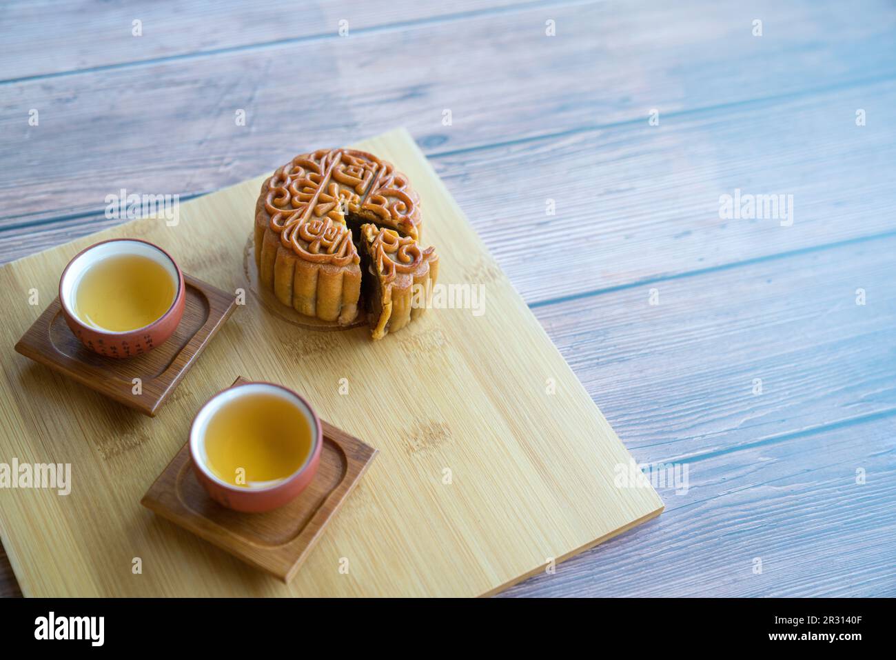 Gâteau de lune servi avec du thé chinois. Concept du festival de la mi-automne. Copier l'espace. Banque D'Images