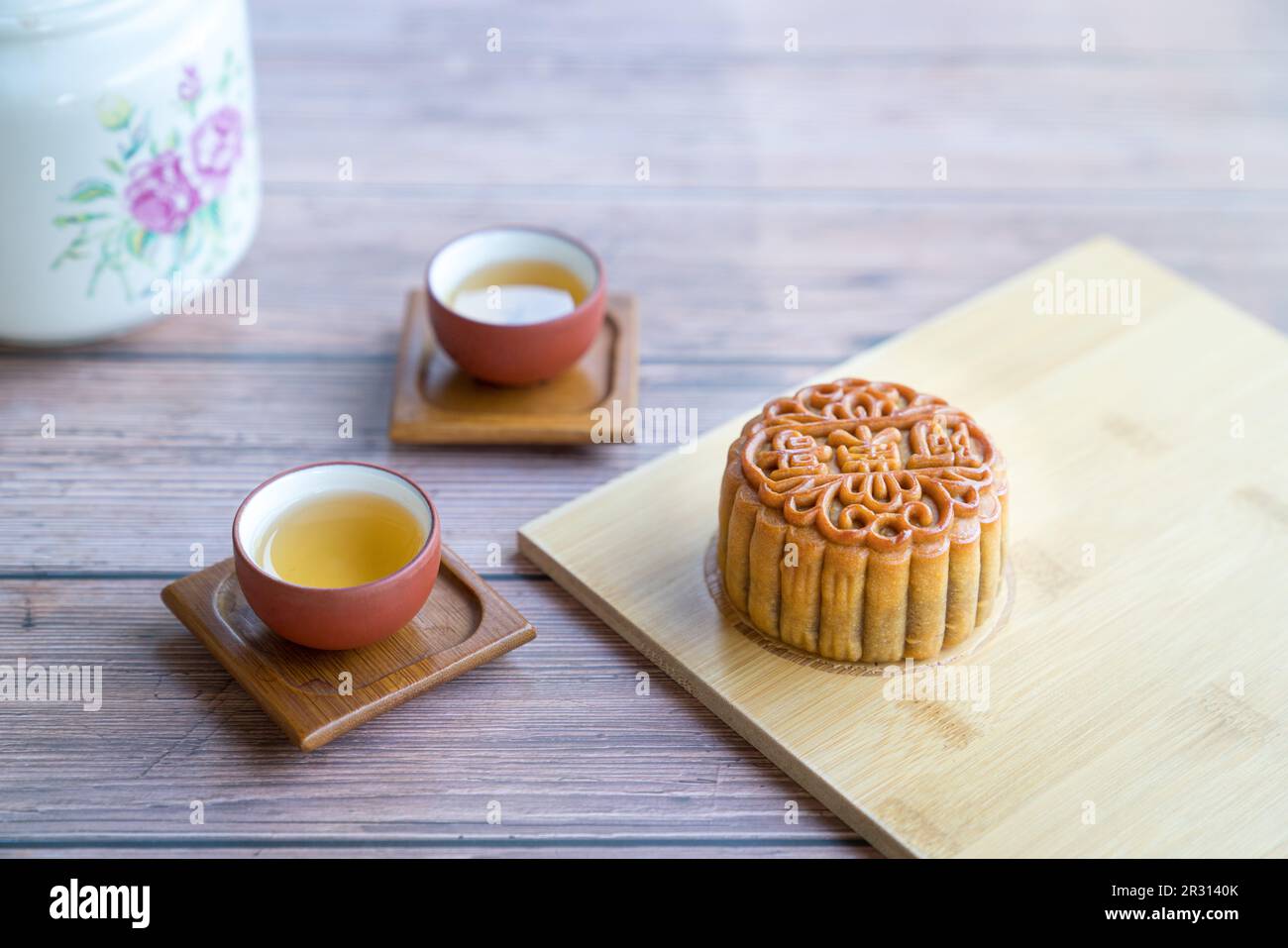 Gâteau de lune servi avec du thé chinois. Concept du festival de la mi-automne. Copier l'espace. Banque D'Images