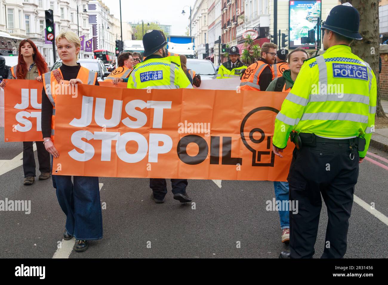 Londres, Angleterre, Royaume-Uni 22 mai 2023 Just Stop Oil protestataires Slow walking amenez la circulation des heures de pointe sur Cromwell Road jusqu'à un stand encore, les manifestants ont promis de continuer leurs promenades jusqu'à ce que le gouvernement accepte de cesser de financer tous les nouveaux projets pétroliers et gaziers. Aucune arrestation n'a été effectuée alors que des manifestants ont quitté la route lorsqu'une section 12 a été imposée. Banque D'Images