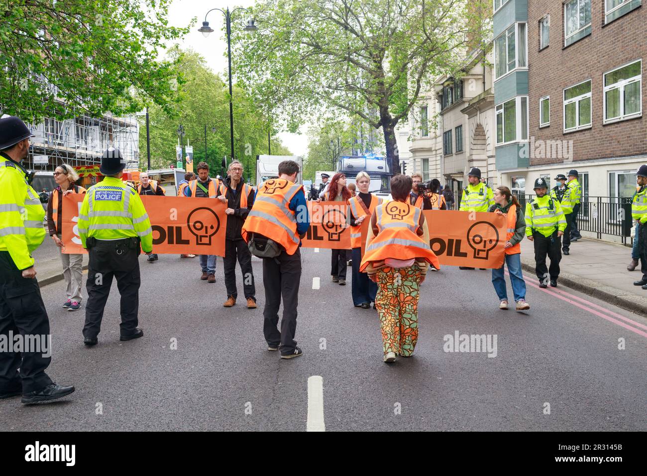 Londres, Angleterre, Royaume-Uni 22 mai 2023 Just Stop Oil protestataires Slow walking amenez la circulation des heures de pointe sur Cromwell Road jusqu'à un stand encore, les manifestants ont promis de continuer leurs promenades jusqu'à ce que le gouvernement accepte de cesser de financer tous les nouveaux projets pétroliers et gaziers. Aucune arrestation n'a été effectuée alors que des manifestants ont quitté la route lorsqu'une section 12 a été imposée. Banque D'Images