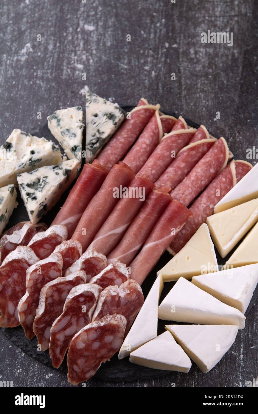 photo de saucisses et de tranches de fromage sur un fond sombre vue du dessus Banque D'Images