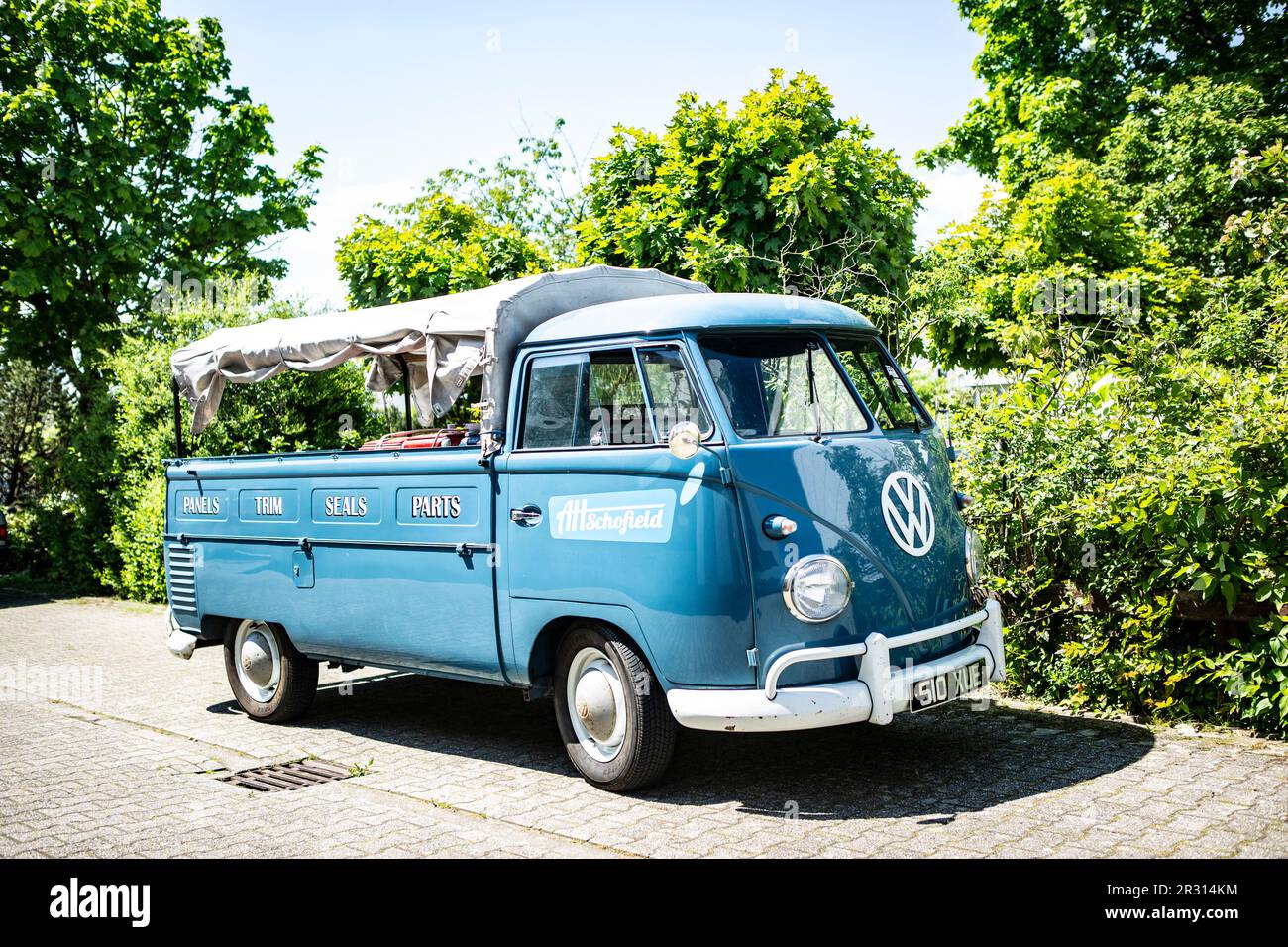 VW bus T1 in der version als Pritsche. Der Bulli ist zeitgenössisch restauriert und beschriftet. Banque D'Images