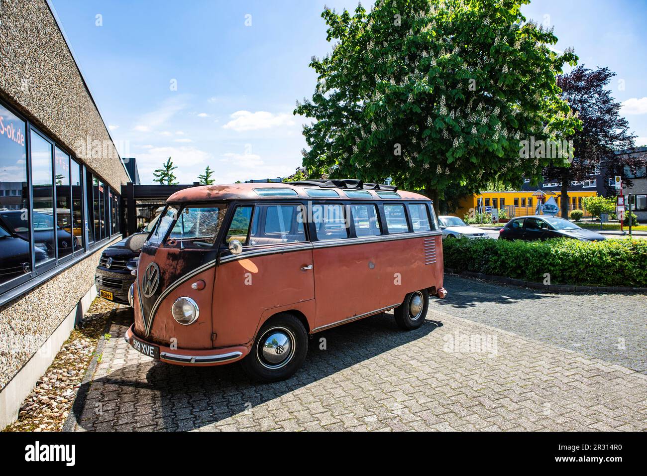 Alter VW bus T1 in der gesuchten Luxussausstattung Samba in patiniertem Originalzustand. Der unrestaurierte Bulli Hat einen Wert von ca. 90,000€ en di. Banque D'Images