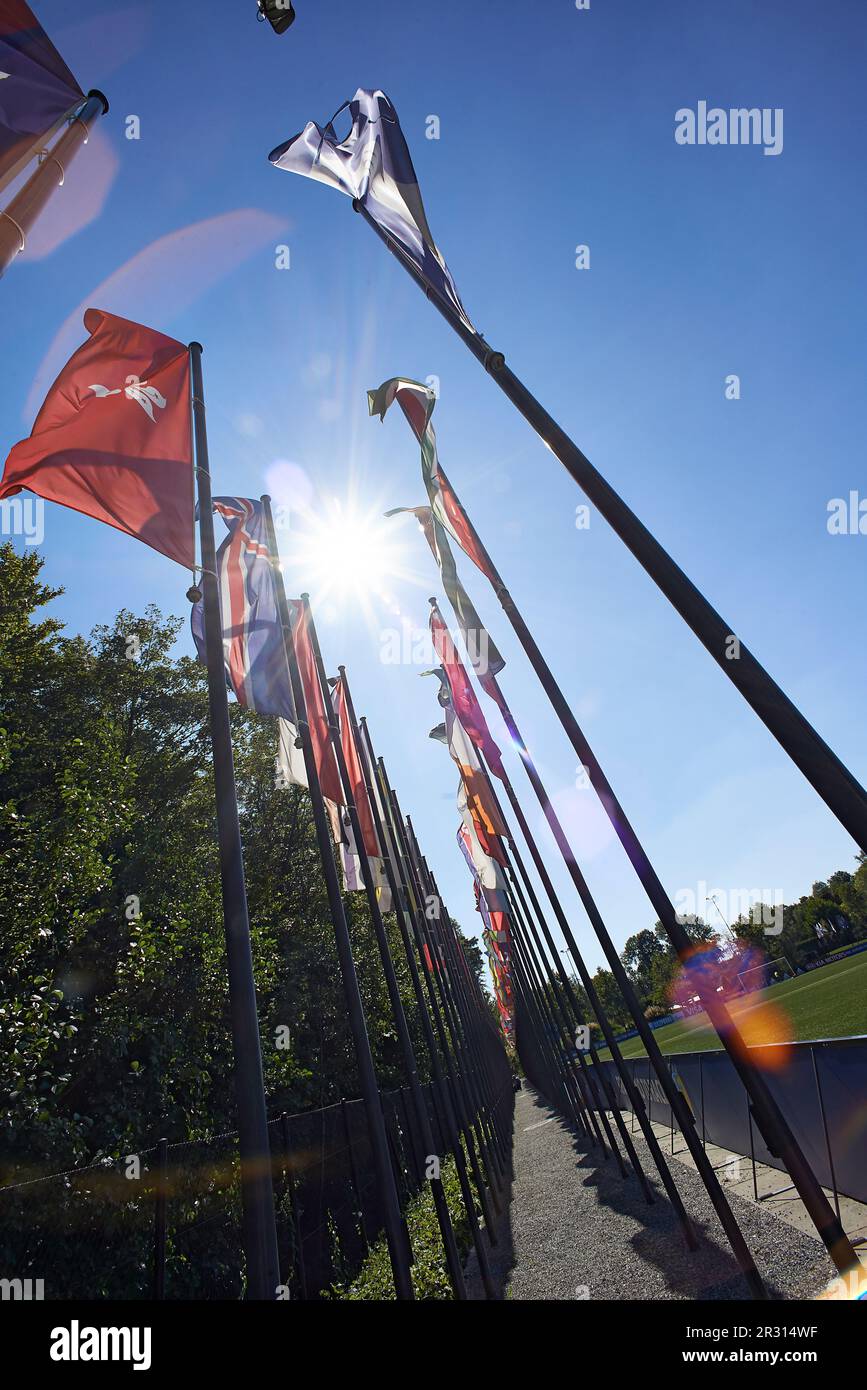 Drapeaux de tous les pays au siège de la FIFA à Zurich en Suisse Banque D'Images
