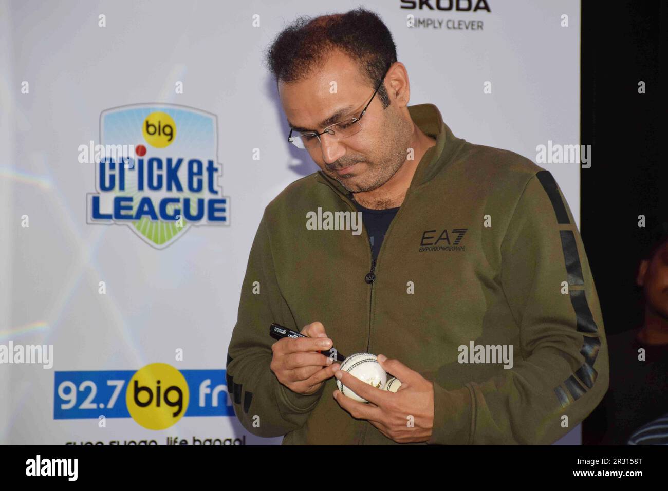 Virender Sehwag, joueur de cricket indien, balle de signature, RENCONTRE BIG FM, ligue de cricket Big, Mumbai, Inde, 12 mai 2017 Banque D'Images
