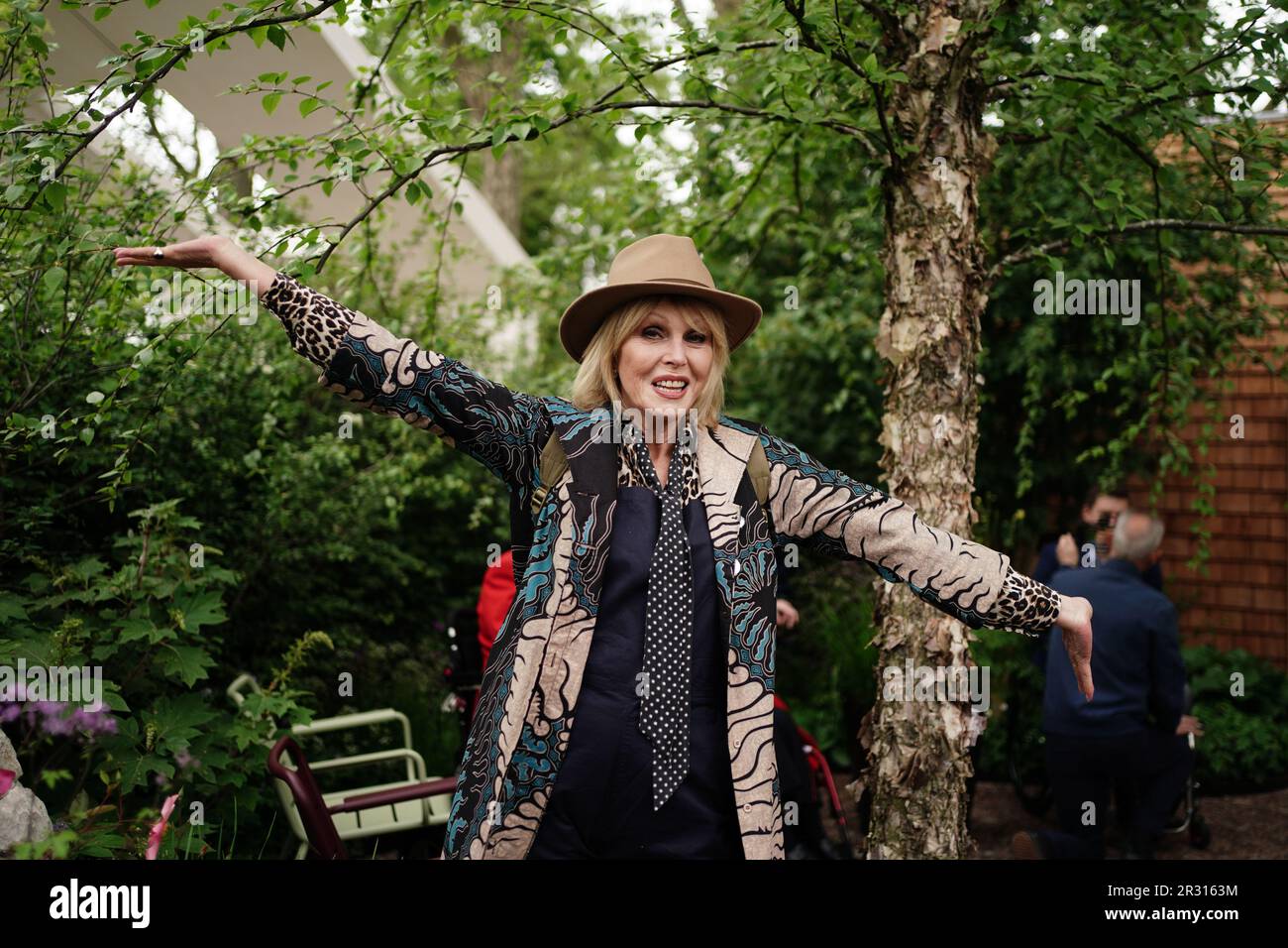 Dame Joanna Lumley pose pour une photographie, lors du jour de presse du RHS Chelsea Flower Show, au Royal Hospital Chelsea, Londres. Date de la photo: Lundi 22 mai 2023. Banque D'Images