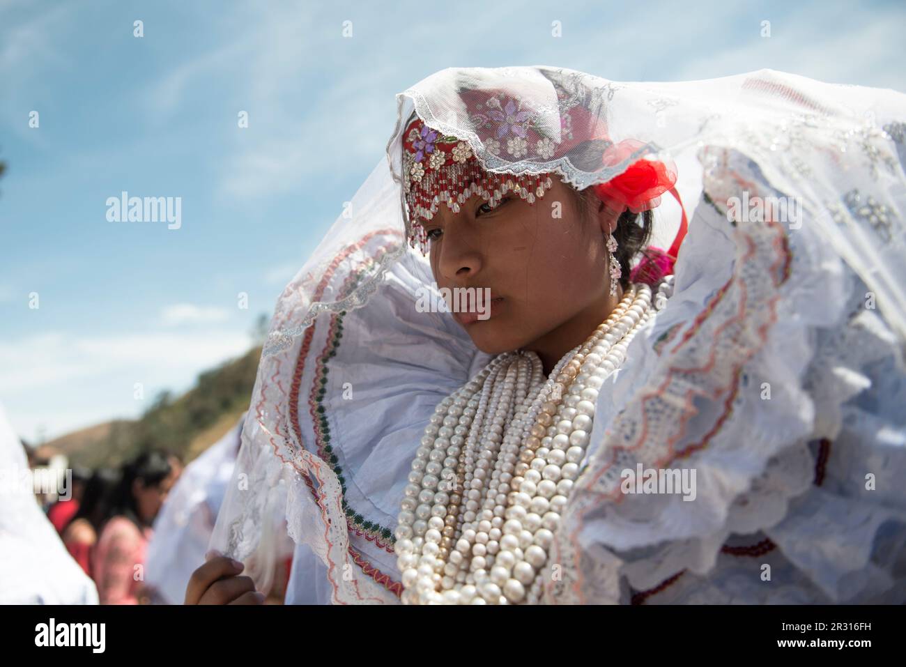 Fille péruvienne avec costume typique lors d'une célébration traditionnelle Banque D'Images