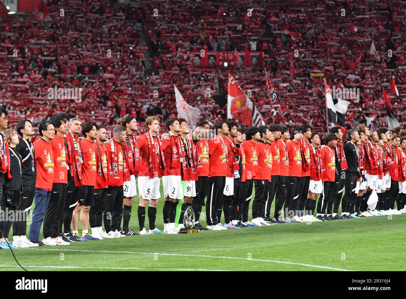 Saitama, Japon. 6th mai 2023. Les joueurs d'Urawa Reds célèbrent la victoire avec les fans après le match de deuxième jambe de la finale de la Ligue des champions de l'AFC entre les diamants rouges Urawa 1-0 Al-Hilal au stade Saitama 2002 à Saitama, Japon, 6 mai 2023. Urawa a gagné 2-1 sur l'agrégat. Credit: AFLO/Alay Live News Banque D'Images