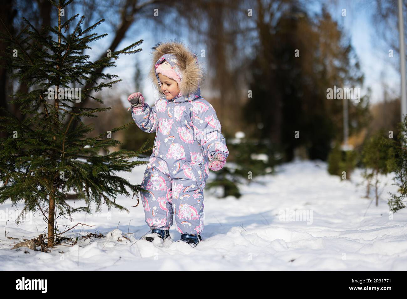 B b fille porte un manteau de neige enfant lors d une journ e