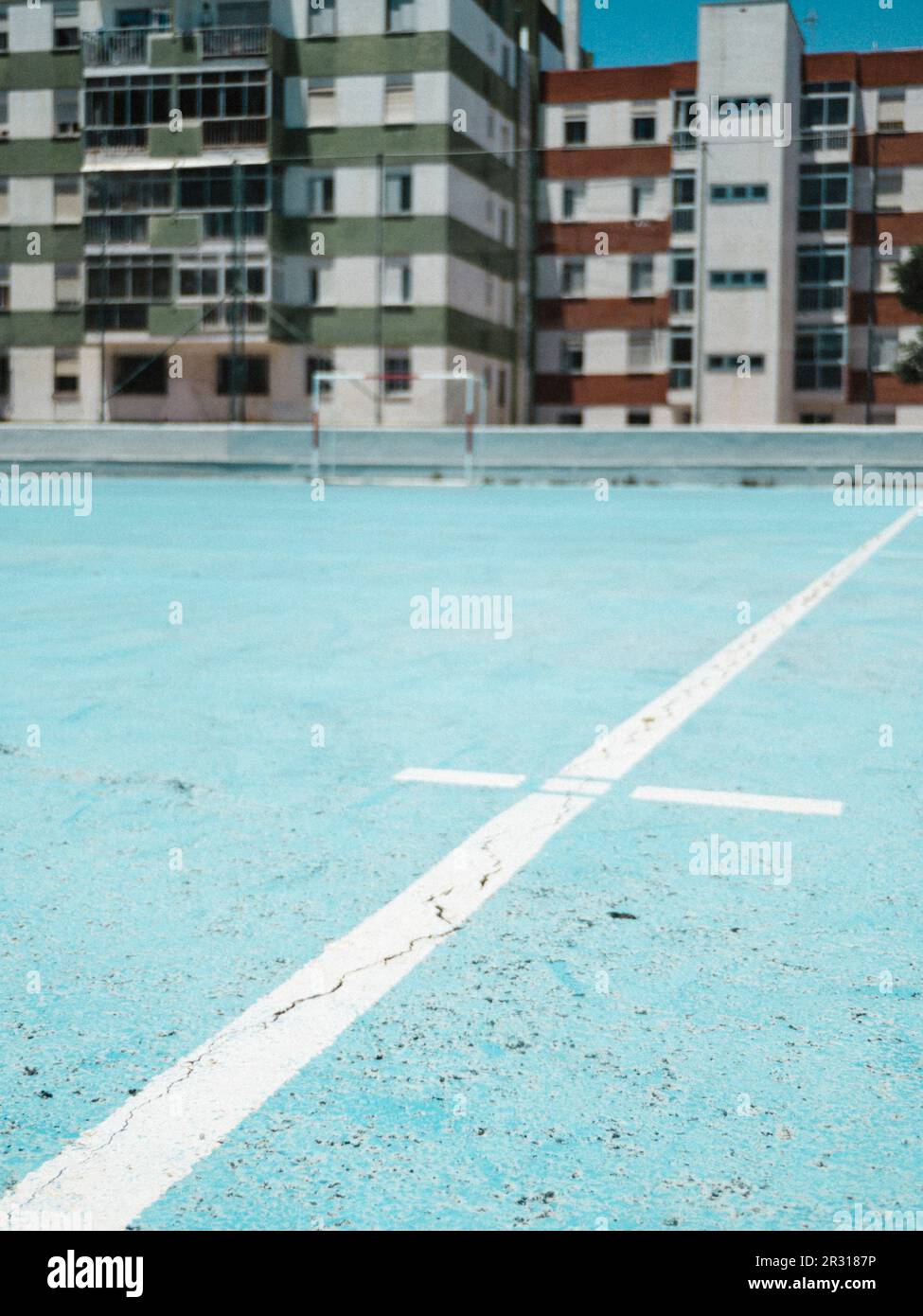 Gros plan sur les lignes bleues du terrain contre les bâtiments colorés Banque D'Images
