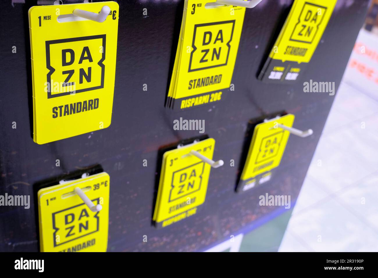 2022 avril Milan, Italie: Cartes-cadeaux DAZN dans la clôture du magasin. Gros plan sur l'icône du logo DAZN Banque D'Images