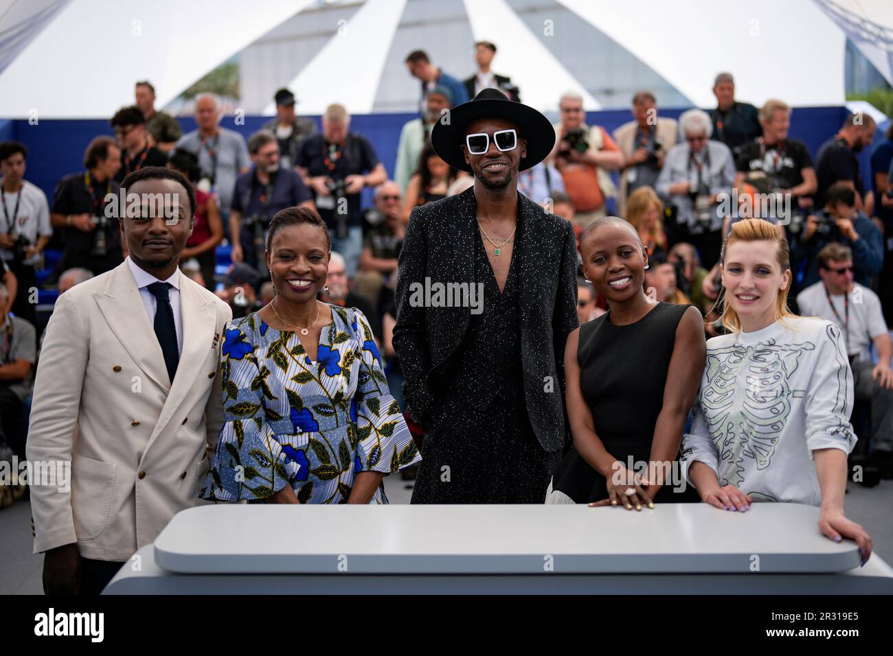 Marc Zinga, from left, Yves-Marina Gnahoua, director Baloji, Eliane Umuhire, and Lucie Debay pose for photographers at the photo call for the film 'Omen' at the 76th international film festival, Cannes, southern France, Monday, May 22, 2023. (AP Photo/Daniel Cole) Banque D'Images