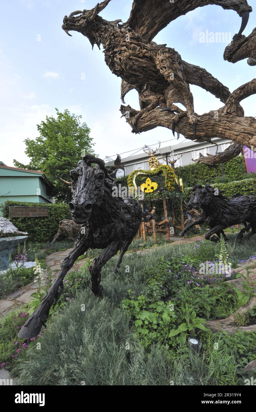 Londres, Royaume-Uni. 22nd mai 2023. Journée d'ouverture au salon des fleurs de Chelsea 2023 de la Royal Horticultural Society. Un jardin au spectacle présentant une sculpture intéressante en bois de grève en forme d'animaux. Chelsea est l'événement de fleurs et de jardins le plus prestigieux au monde. Le spectacle de six jours attire environ 168 000 000 visiteurs, dont des membres de la famille royale, et est le sommet des événements de fleurs et de jardins présentant des jardins d'exposition d'avant-garde, un design de pointe et des concepts artisanaux, semblables à la semaine de la mode de Londres. Le cœur du spectacle est le Grand Pavillon de 12 000 m2, qui accueille de superbes expositions florales et des expositions mondiales Banque D'Images