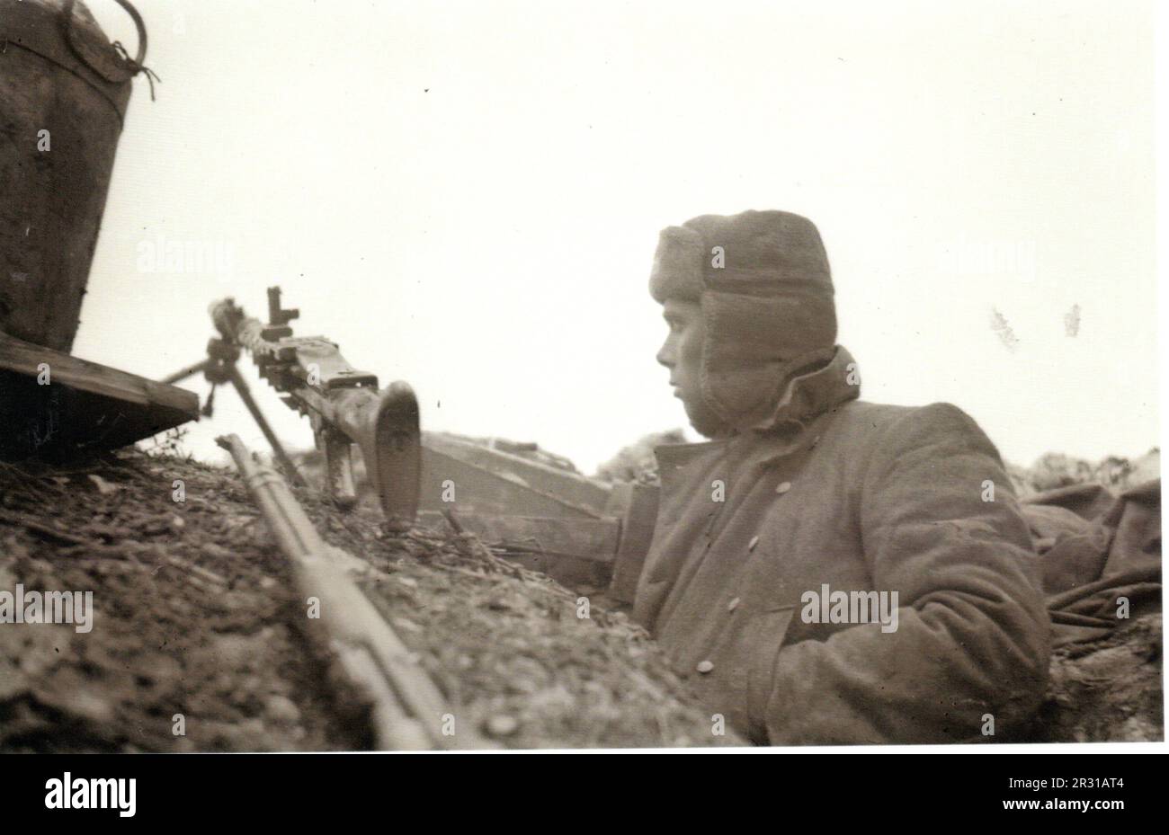 Photo B&W De la Seconde Guerre mondiale Un soldat de la Leibstandarte à l'hiver 1941/42 sur le front russe . Habillé vêtements d'hiver épais l'homme garde la montre d'une position MG Banque D'Images