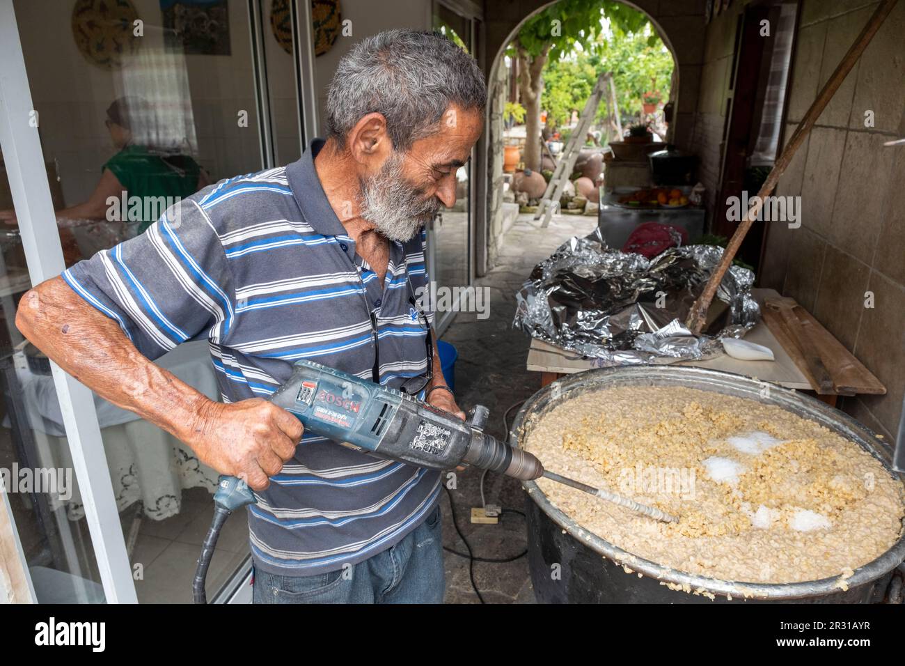 Andreas prépare Chypre Resi au restaurant Sofia & Andreas Traditional House dans le village de Letymbou, dans le quartier de Paphos, Chypre Banque D'Images