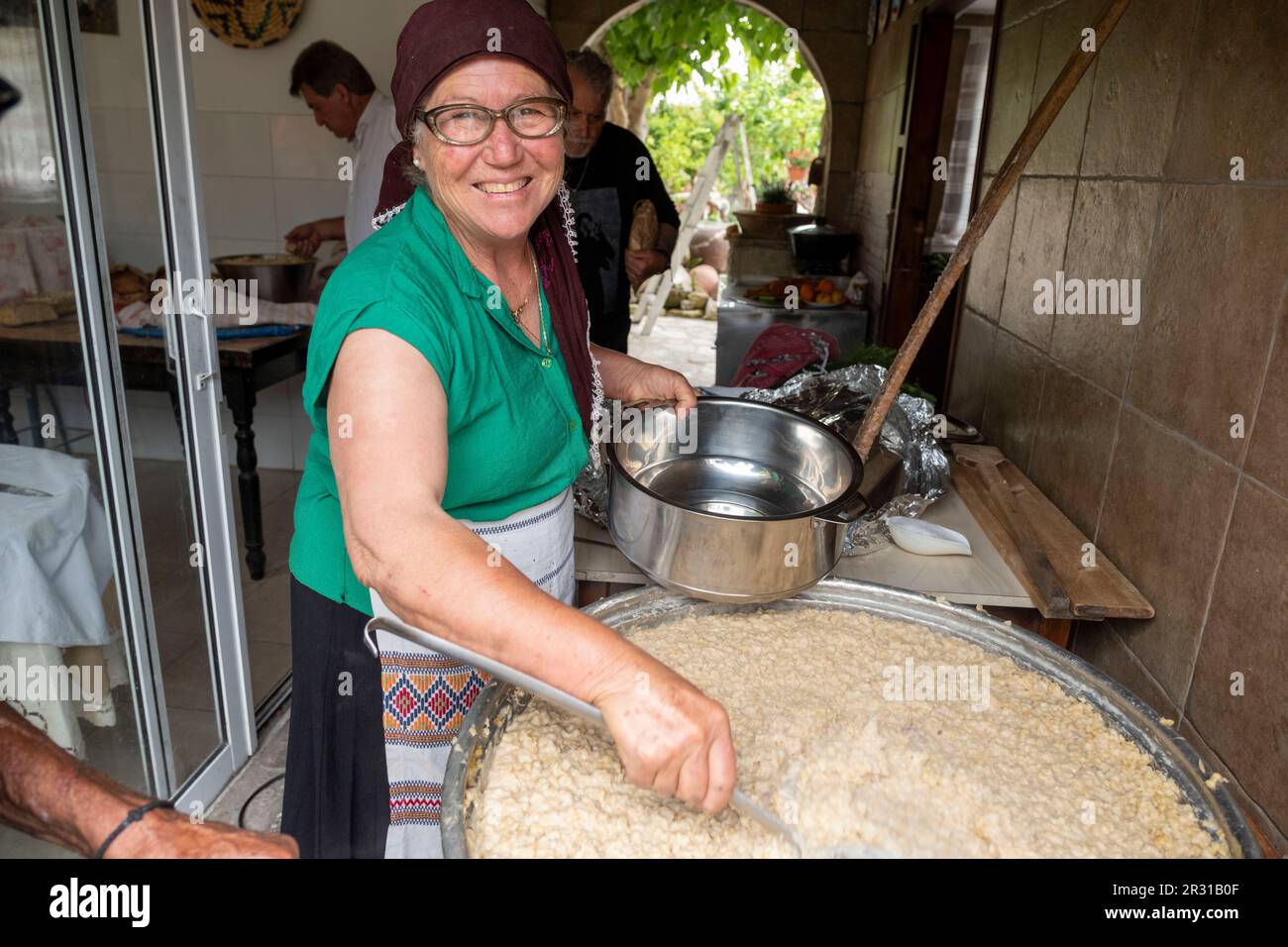 Sofia prépare Chypre Resi au restaurant Sofia & Andreas Traditional House dans le village de Letymbou, dans le quartier de Paphos, Chypre Banque D'Images