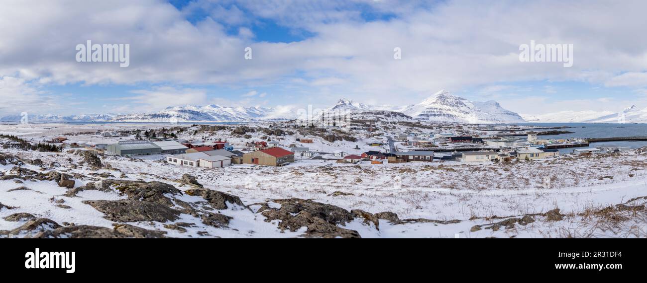 Djúpivogur petite ville de pêcheurs située dans l'Austurland (région orientale), partie de l'Islande avec une montagne en forme de pyramide de basalte appelée Búlandstidur. Banque D'Images