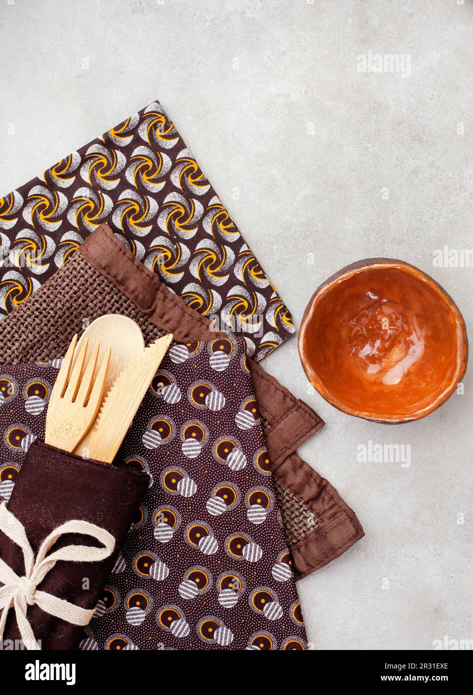 Table à thème africaine. Châle traditionnel sud-africain marron Shwe Shwe tissu sur gris Banque D'Images