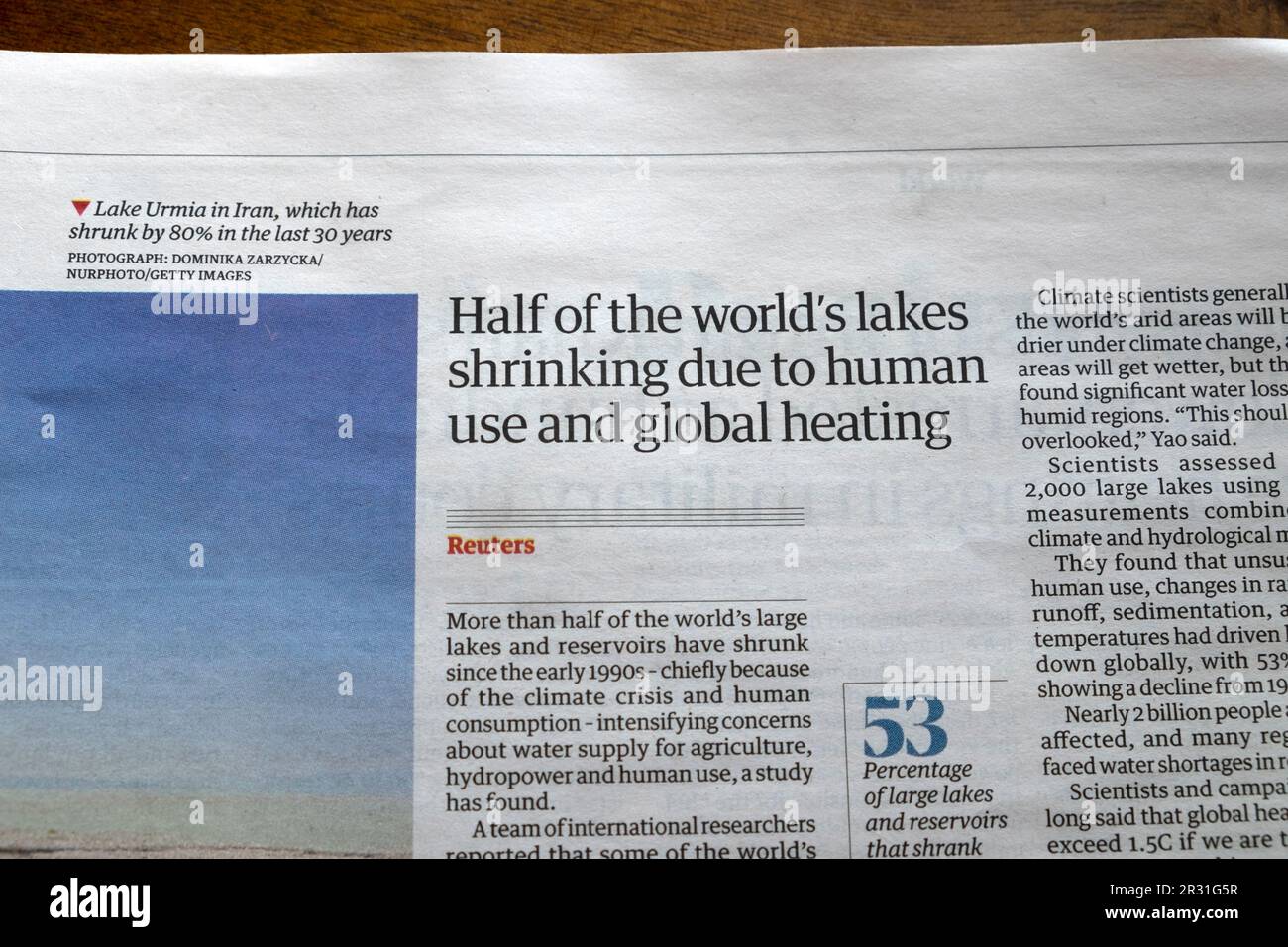 « La moitié des lacs du monde s'amenuise en raison de l'utilisation humaine et du chauffage mondial » Journal Guardian Climate change Crisis Science 20 mai 2023 Londres Royaume-Uni Banque D'Images