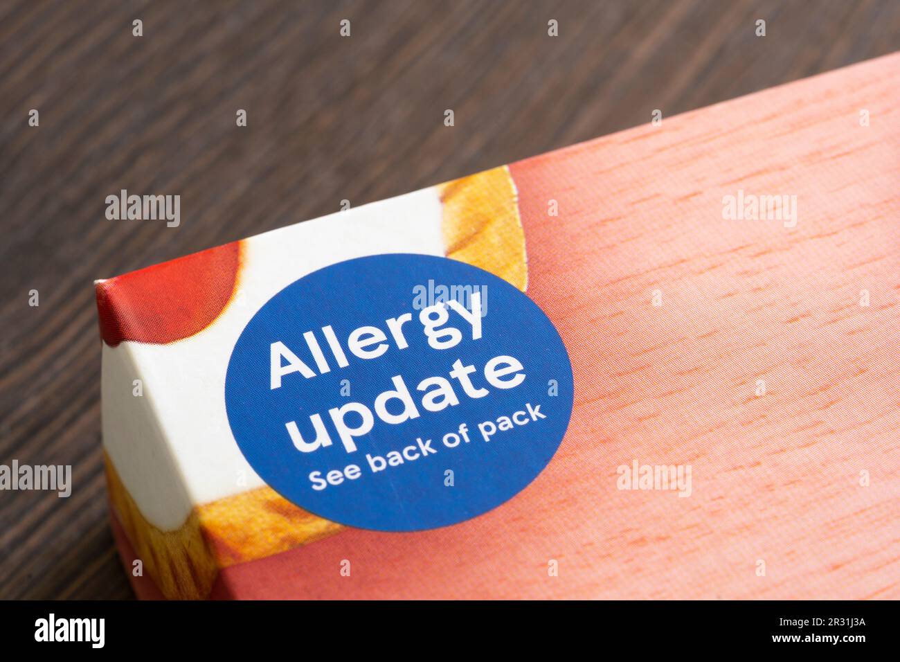 Étiquette de mise à jour des allergies sur le paquet de tartes aux cerisiers en merisier de marque Tesco, Angleterre. Concept: Allergies alimentaires, allergies alimentaires, réaction allergique Banque D'Images