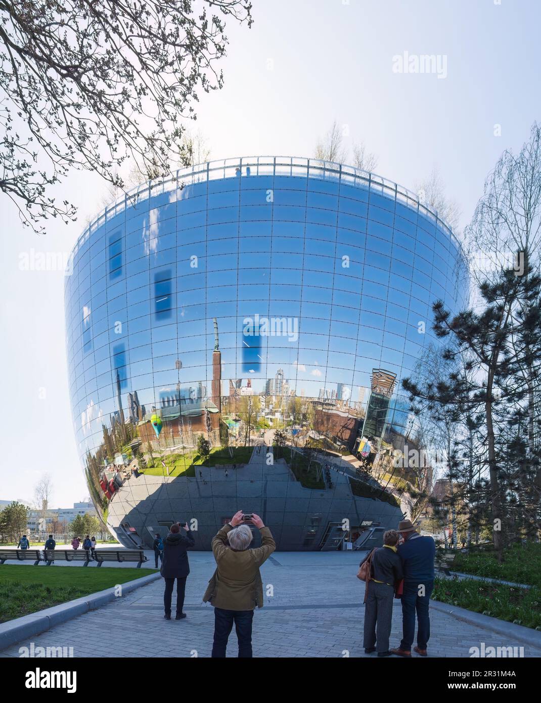 Rotterdam, pays-Bas - dépôt Boijmans Van Beuningen par MVRDV, revêtement en verre incurvé et réfléchissant Banque D'Images