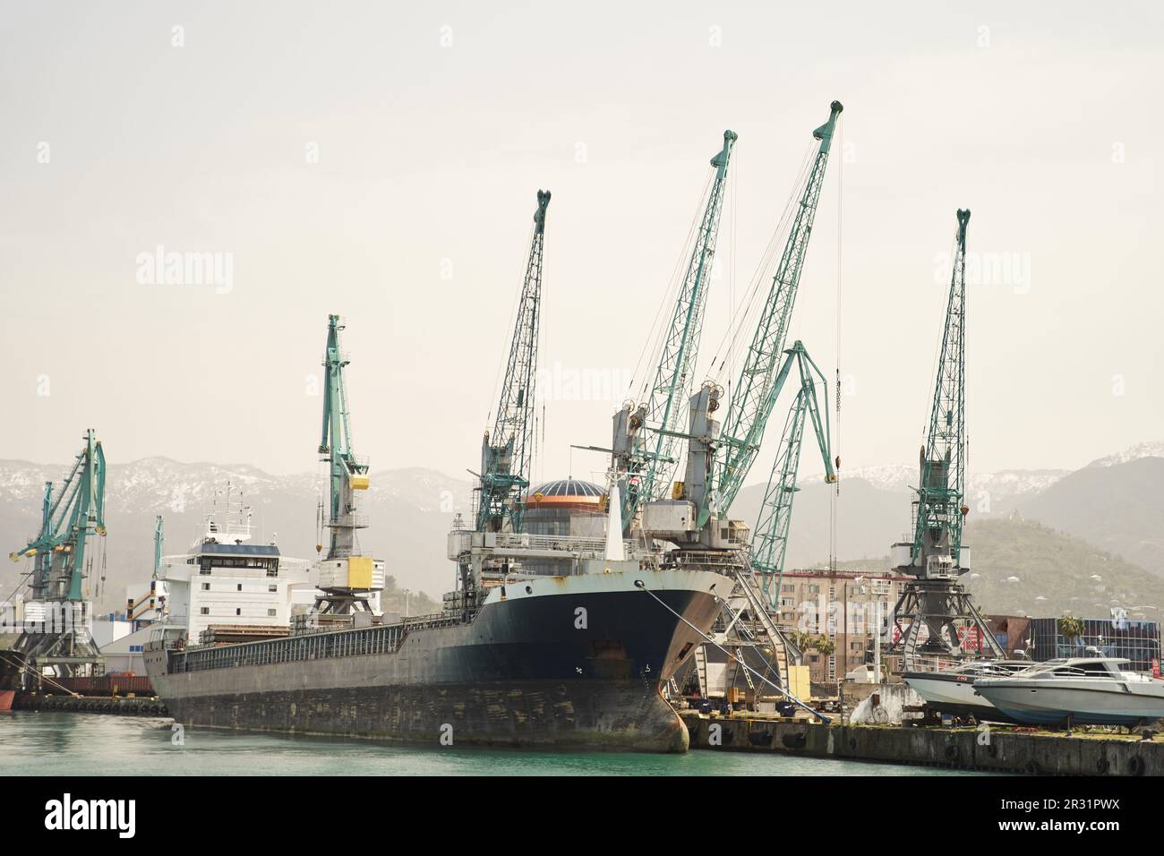 Batumi, Géorgie - 04.05.2021: Terminal international de conteneurs de Batumi. Port maritime de Batumi Banque D'Images