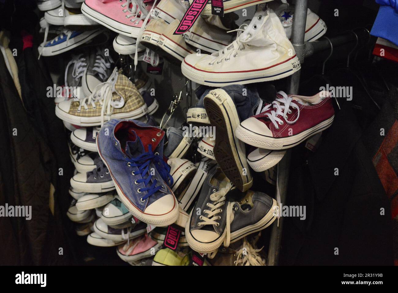 Vieilles chaussures Converse dans un magasin vintage à Amsterdam Banque D'Images