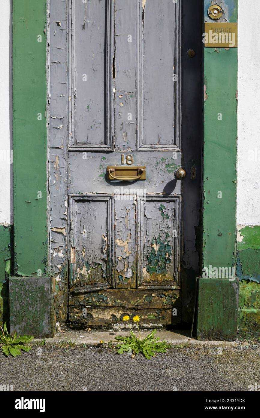 Rotation de la porte avant et du cadre de porte vers une maison victorienne à Salisbury, Royaume-Uni. Banque D'Images