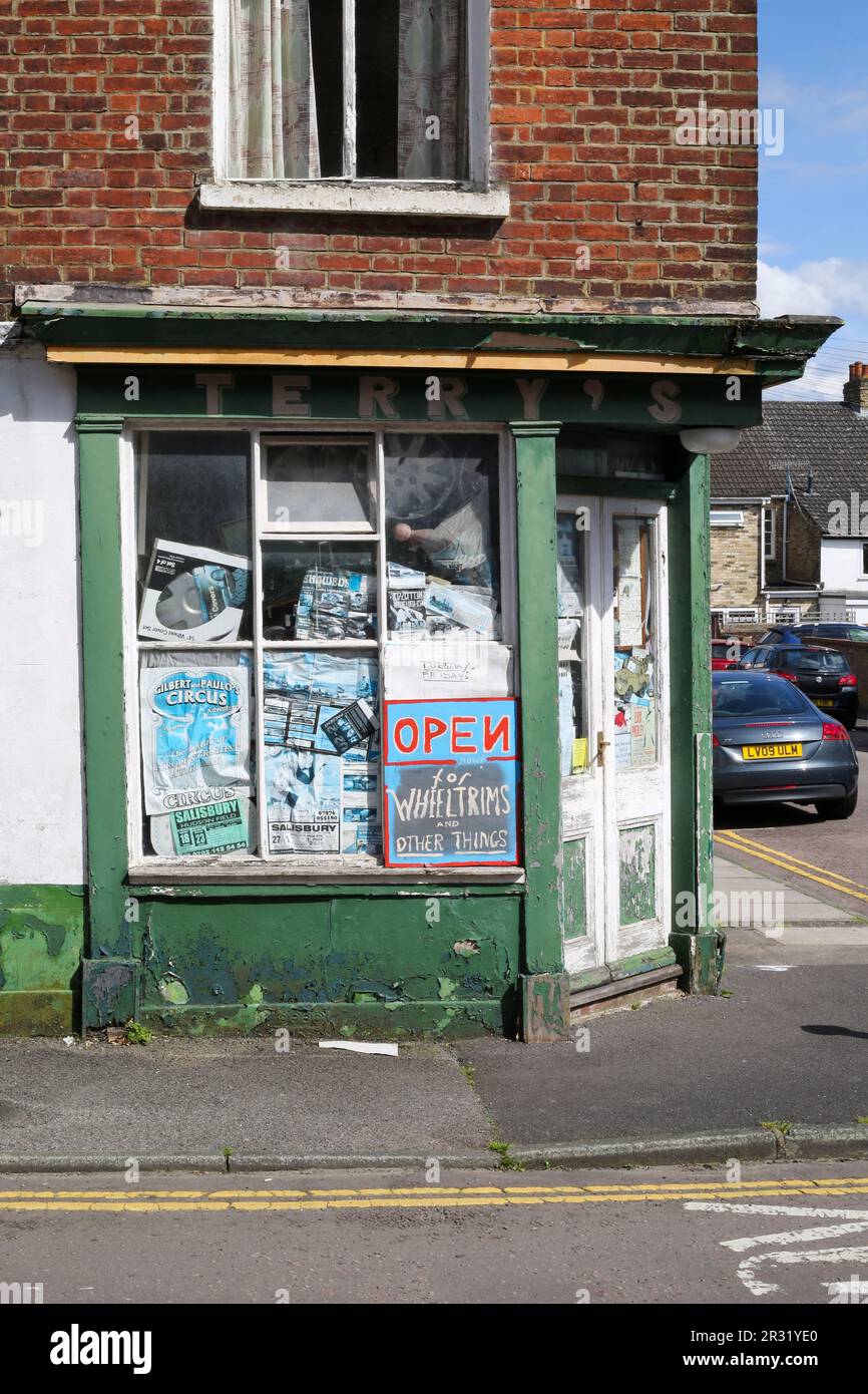 Une boutique d'angle à Salisbury qui vendait autrefois bric a brac et Curios. Banque D'Images