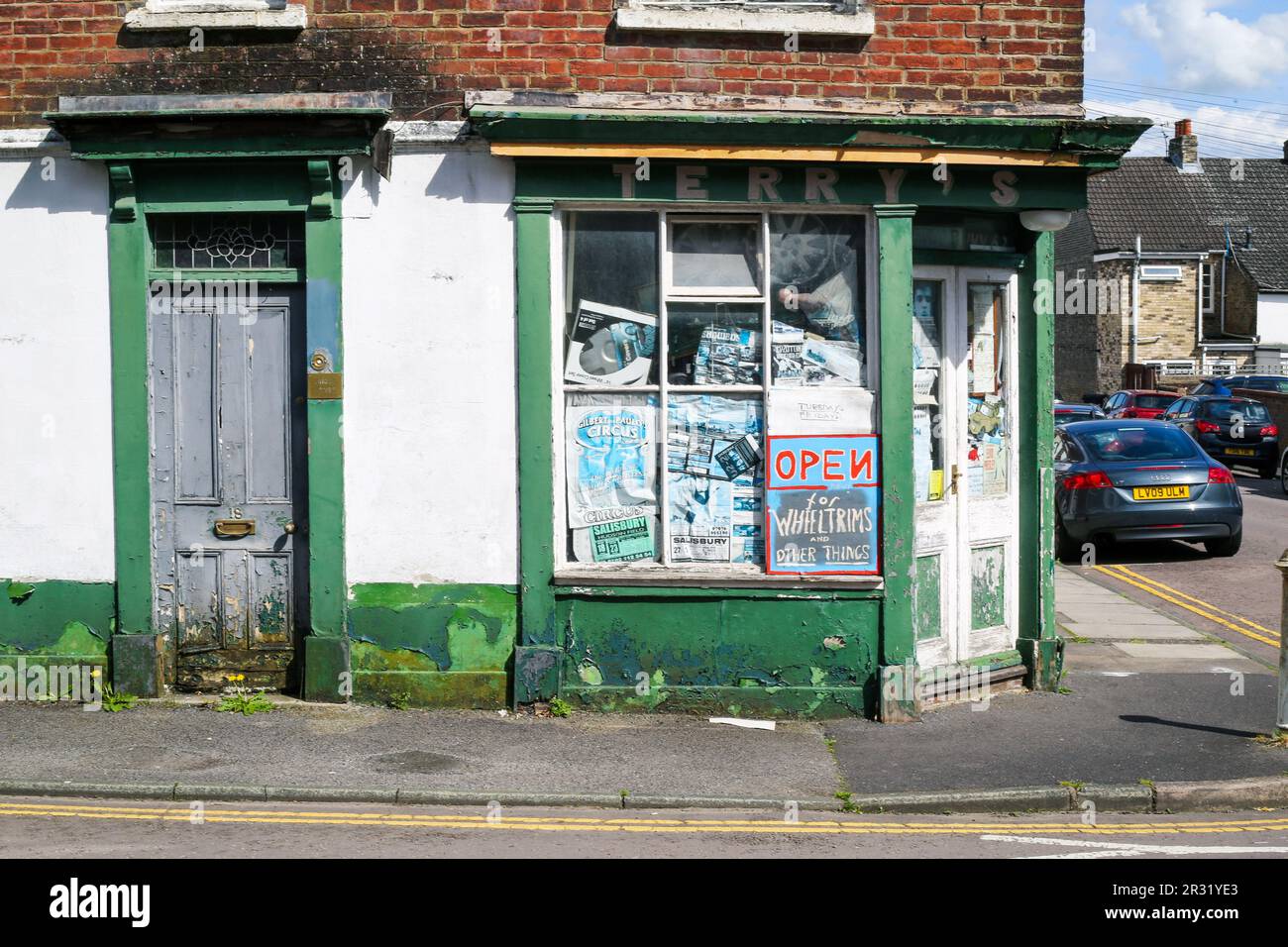 Une boutique d'angle à Salisbury qui vendait autrefois bric a brac et Curios. Banque D'Images