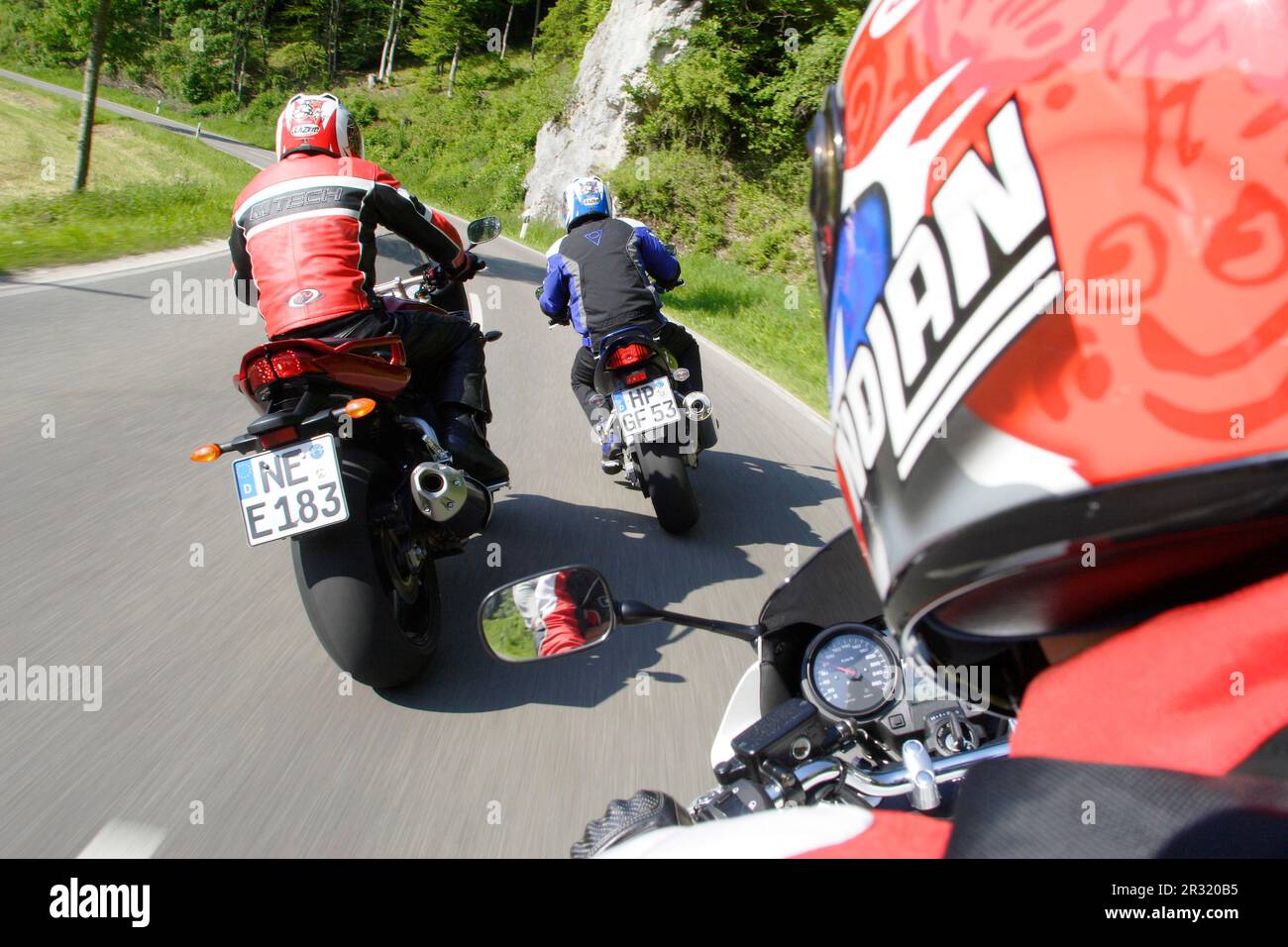 Trois motos sur la route, Suzuki, Honda, Yamaha Banque D'Images