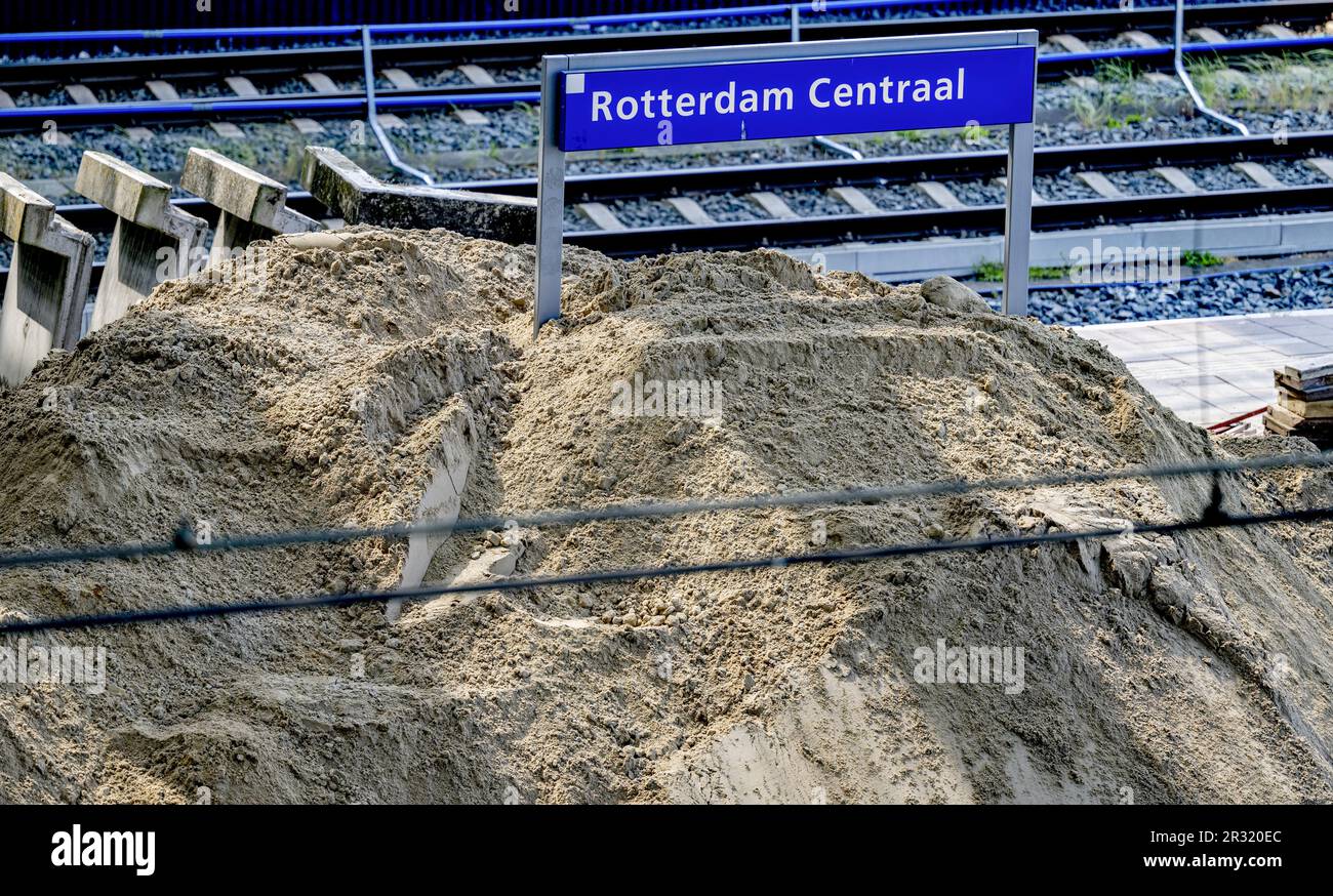 ROTTERDAM - travaux sur la piste à Rotterdam Central. Fin juin, la gare sera rénovée pour un week-end et les voyageurs ne pourront pas prendre le train depuis/vers Rotterdam Central. Le directeur ferroviaire ProRail effectue ensuite des travaux sur les voies et les points. Les plates-formes seront également étendues et quatre voies seront étendues du côté ouest, de sorte que les trains puissent entrer et quitter la gare plus rapidement. ANP ROBIN UTRECHT pays-bas - belgique sortie Banque D'Images