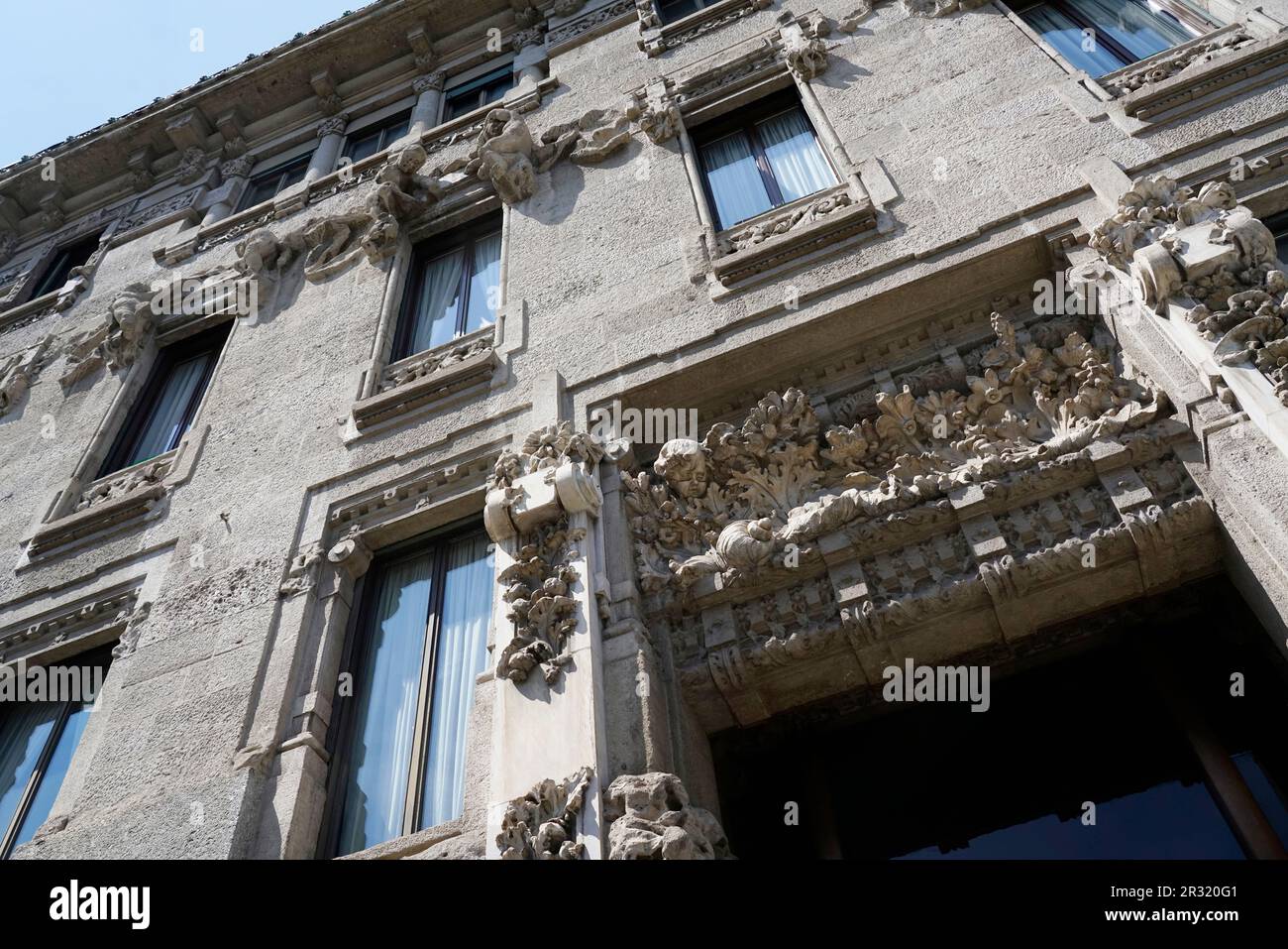 Architecture de la liberté italienne à Milan, palais Palazzo Castiglioni, avenue Corso Venezia, arche. Giuseppe Sommaruga, Lombardie, Italie, Europe Banque D'Images